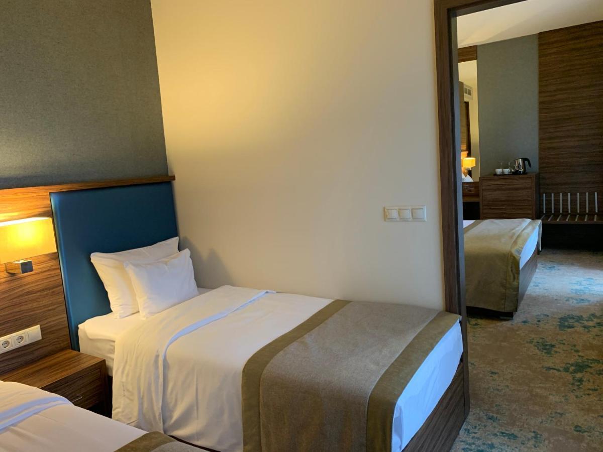 Barack Thermal Hotel And Spa Tiszakecske Bagian luar foto
