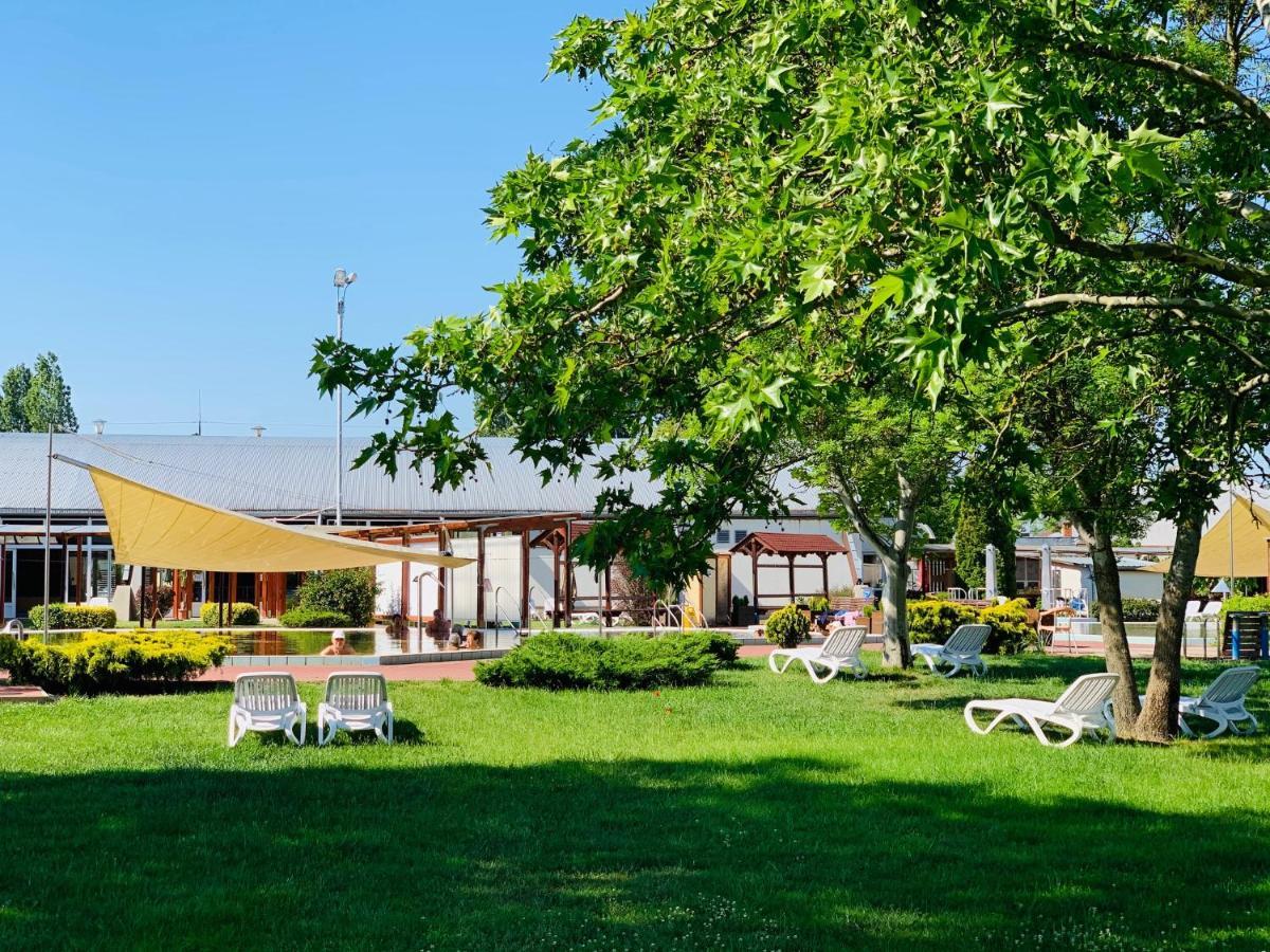 Barack Thermal Hotel And Spa Tiszakecske Bagian luar foto