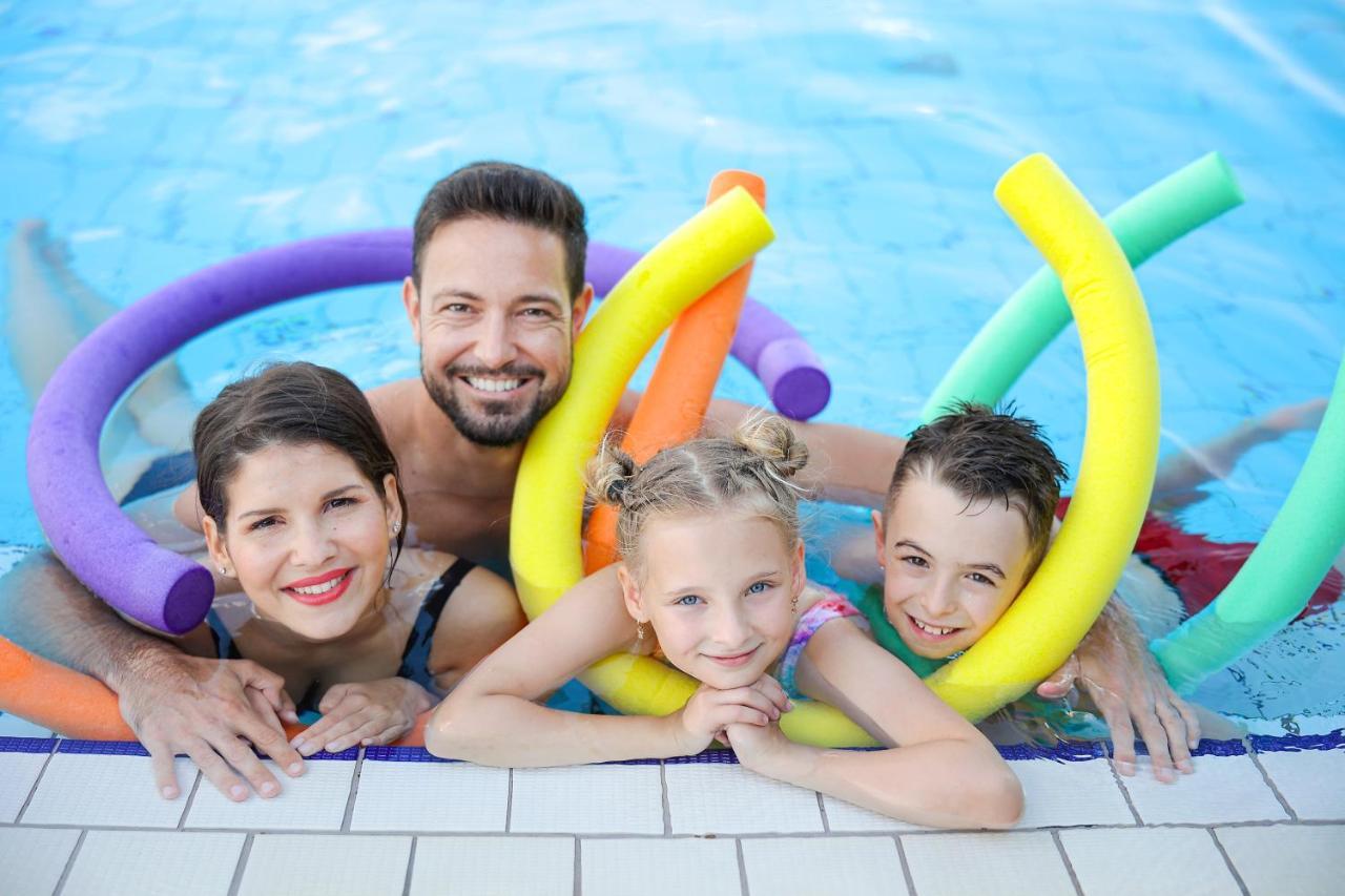 Barack Thermal Hotel And Spa Tiszakecske Bagian luar foto