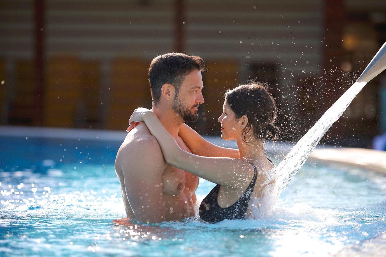 Barack Thermal Hotel And Spa Tiszakecske Bagian luar foto