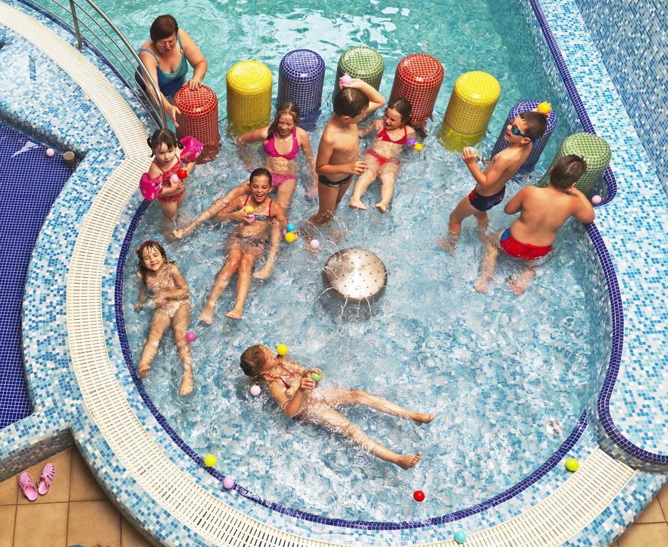 Barack Thermal Hotel And Spa Tiszakecske Bagian luar foto