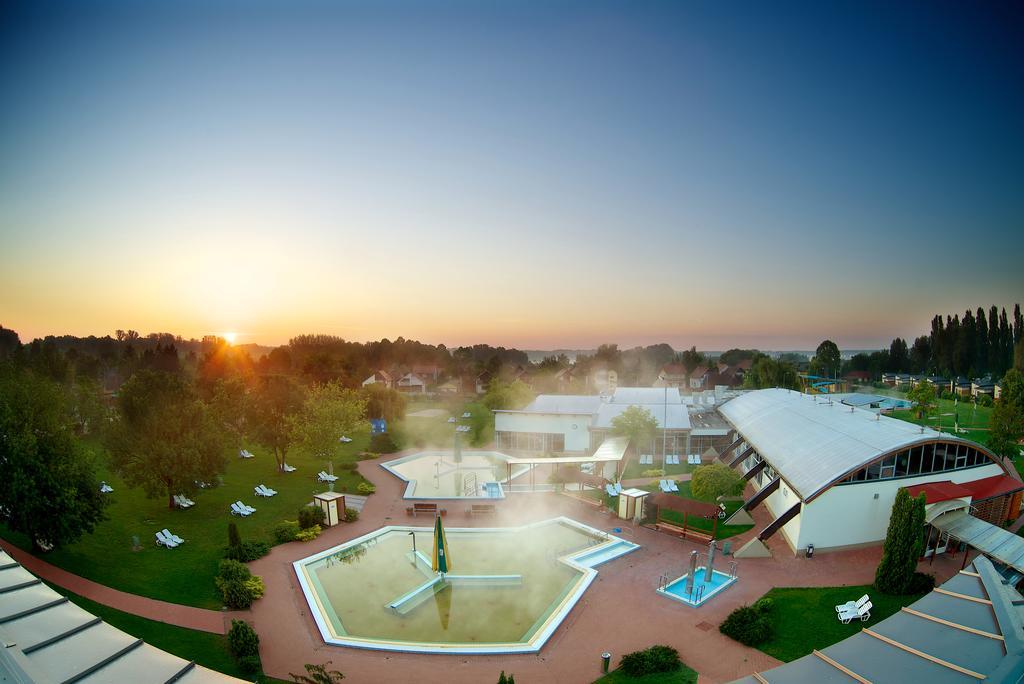 Barack Thermal Hotel And Spa Tiszakecske Bagian luar foto
