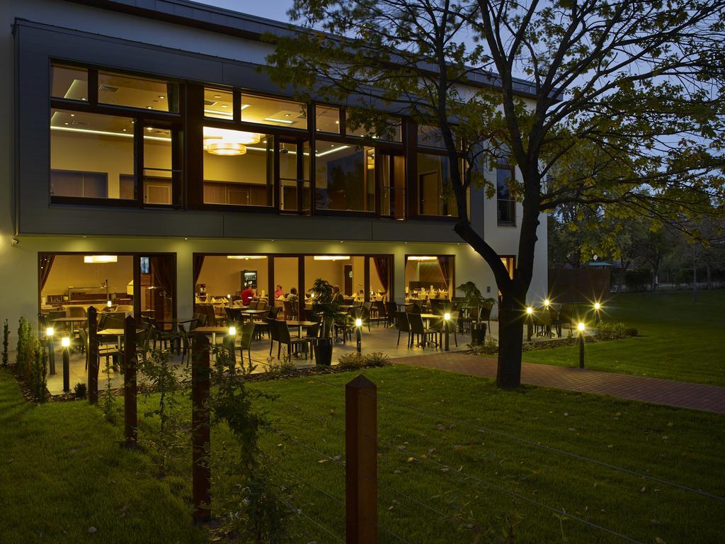Barack Thermal Hotel And Spa Tiszakecske Bagian luar foto