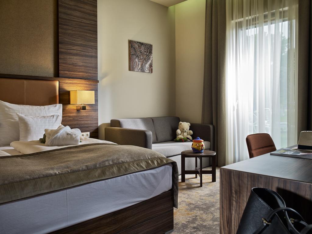 Barack Thermal Hotel And Spa Tiszakecske Bagian luar foto