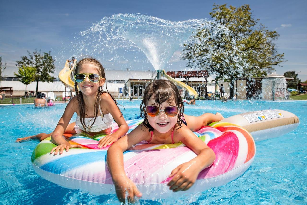 Barack Thermal Hotel And Spa Tiszakecske Bagian luar foto